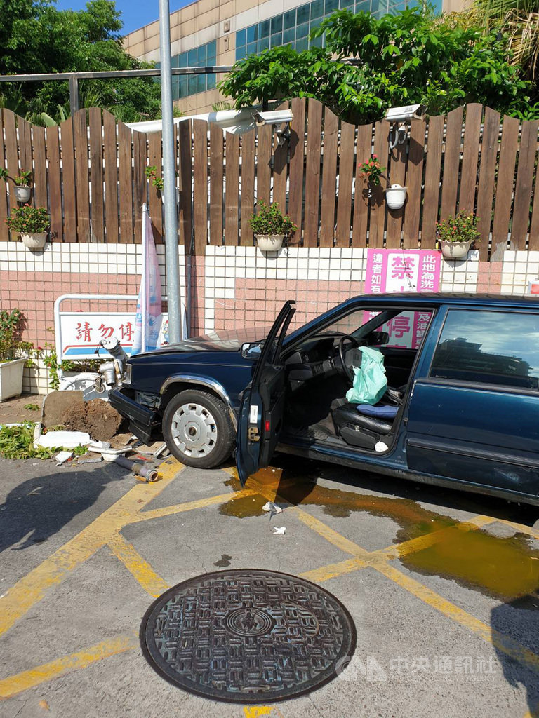 台北市文山區一處加油站21日發生汽車衝撞意外,78歲于姓老翁排隊等待洗車時,因誤踩油門而衝撞前車車尾和加油站牆面,警消獲報到場協助于翁送醫治療,幸未釀傷亡。(翻攝照片)中央社記者黃麗芸傳真 109年9月21日