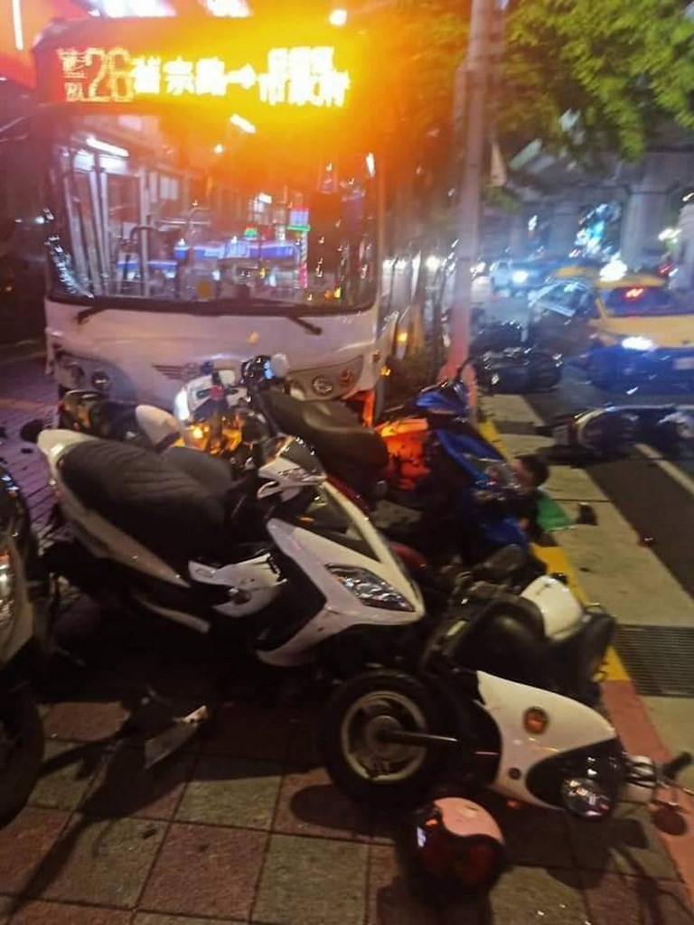 台北市內湖區21日晚間發生一輛公車因不明原因衝撞至人行道事件,造成1死1傷,停放路邊的20多輛機車也遭撞損毀。(翻攝照片)中央社記者黃麗芸傳真 109年9月21日