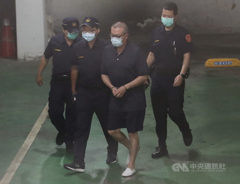 台北地檢署偵辦立委涉收賄案21日偵結,依貪污治罪條例起訴現任立法委員蘇震清(右2)等人,並移審北院。中央社記者張新偉攝 109年9月21日
