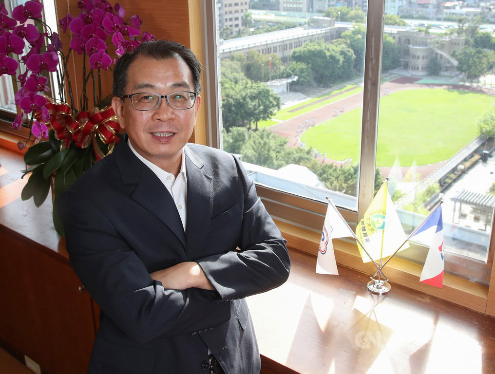 穿著筆挺的西裝,臉上掛著和煦笑容,在新任體育署長張少熙身上,看不見官架子與學者傲氣,談起2021年東京奧運,他才展現新官上任的氣勢,希望締造歷屆最好的成績。中央社記者張新偉攝 109年9月22日
