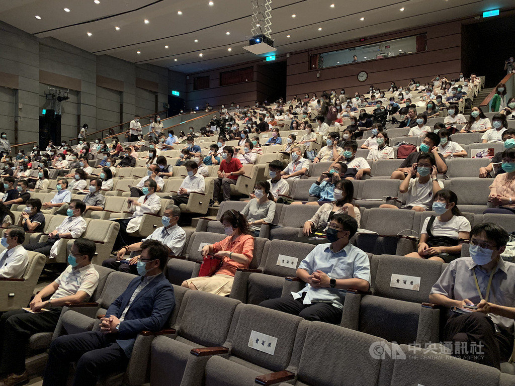 2020唐獎國際大師論壇生技醫藥場22日在國立成功大學登場,吸引許多專家學者、大學生入場聆聽,甚至還有高中生,入場者遵守防疫規範,人人戴口罩,保持室內社交距離。中央社記者張榮祥台南攝 109年9月22日