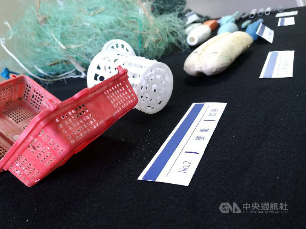 黑潮海洋文教基金會22日發布廢棄漁具圖鑑,其中,廢棄漁網占60噸為最大宗,廢漁網纏繞恐致鯨豚、海龜死亡。中央社記者張雄風攝 109年9月22日