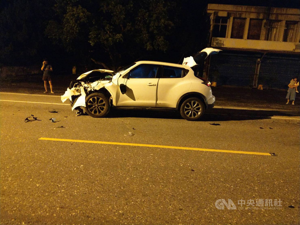 一輛自南往北的自小客車21日深夜在瑞穗鄉舞鶴中正南路撞到跑上公路的牛隻,自小客車車頭毀損,所幸吳姓車主及車上妻子、小孩都未受傷,李姓飼主同意賠償車主修車費用。(花蓮縣警察局提供)中央社記者李先鳳傳真 109年9月22日