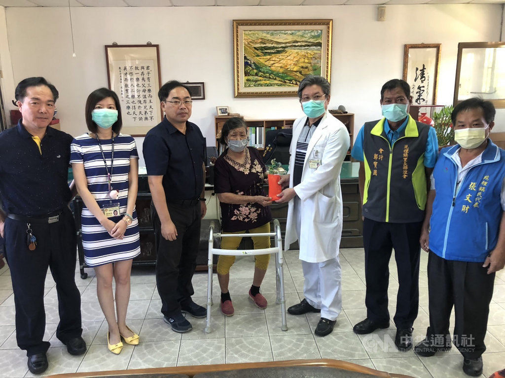 苗栗縣苑裡鎮82歲楊姓老婦平日照護癱瘓臥床兒子,媳婦和3名孫子都領有身障手冊,老婦要照顧6口之家,近日長孫車禍住進加護病房,文苑國小教職員與善心人士集資捐助醫藥費,盼減輕老婦人生活負擔。中央社記者管瑞平攝 109年9月22日