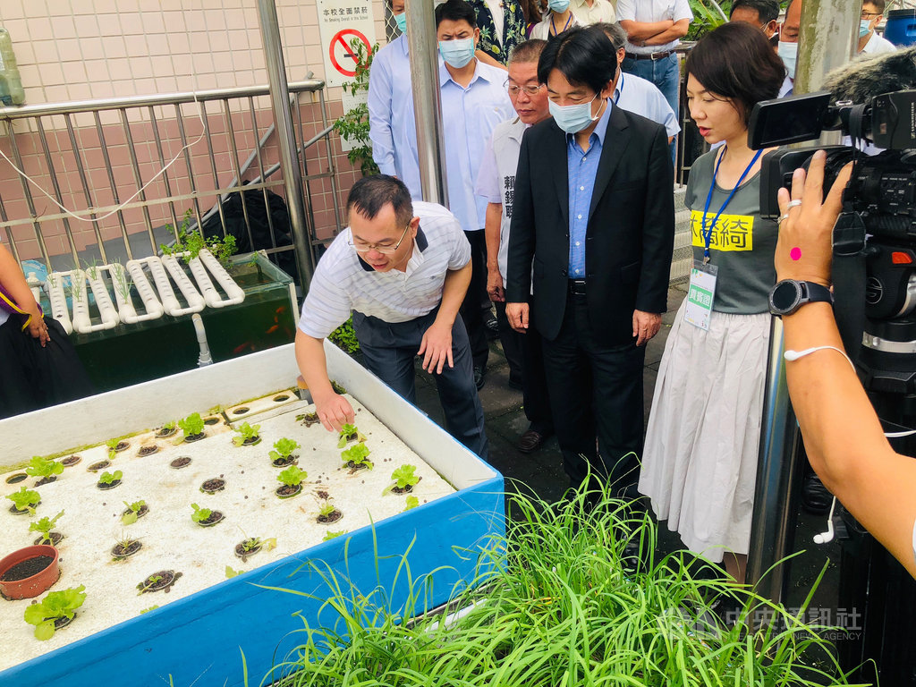 新北市瑞芳區吉慶國小利用黑水虻以腐爛有機物為食物,大量且有效率處理廚餘,推動校內循環農業,副總統賴清德(右2)22日訪視成果,並參觀校園生態環境。中央社記者沈佩瑤新北攝 109年9月22日