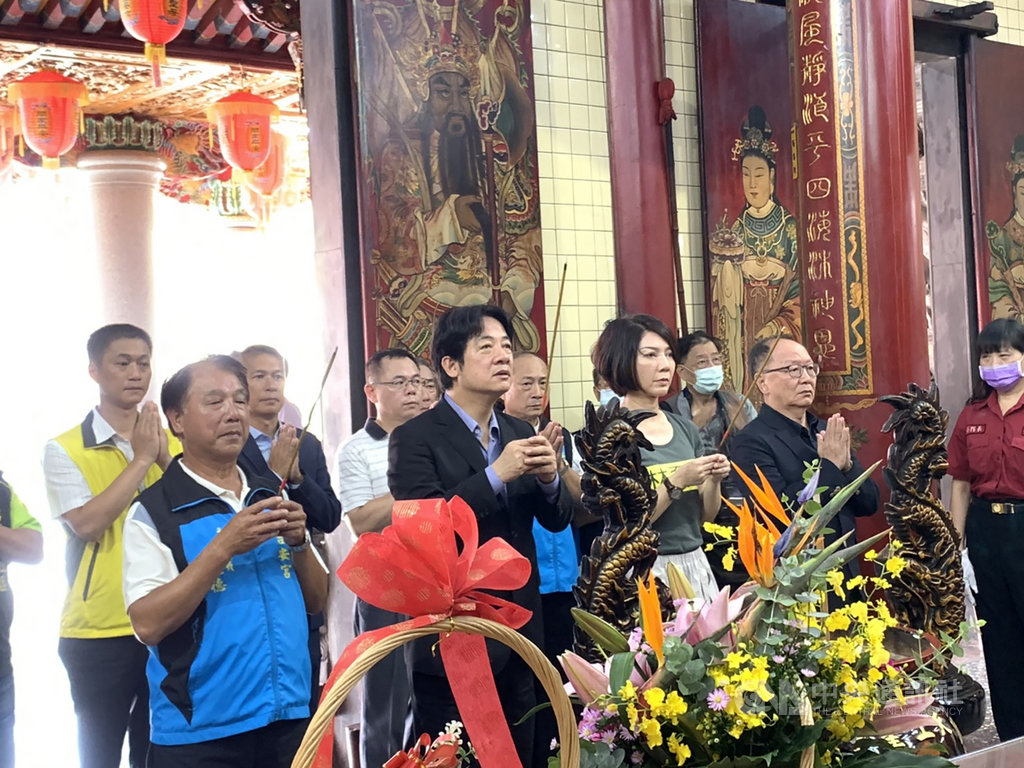 副總統賴清德(前左2)22日到新北市瑞芳區四腳亭吉安宮參拜,他說,除了向天上聖母祈求保佑地方平安,也希望能保佑台灣在面對各項防疫工作都能順利成功。中央社記者沈佩瑤新北攝 109年9月22日