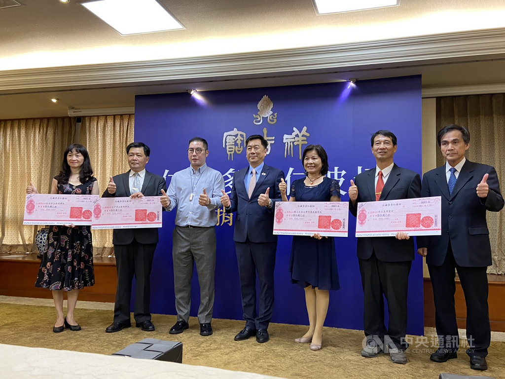 在內政部次長陳宗彥(中)見證下,寶吉祥集團代表顏麒生(左3)22日替集團總裁仁欽多吉仁波切捐贈新台幣200萬元,給4所學校。中央社記者陳俊華攝 109年9月22日