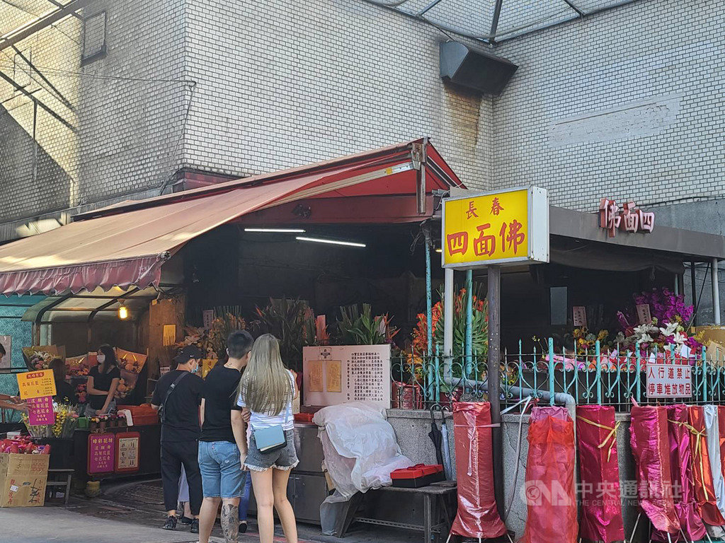 長春四面佛歷史悠久,占地雖然只有10坪左右,但「有求必應」的傳聞不斷,吸引眾多信徒參拜,也讓一旁的賣花攤位業績長紅不墜。中央社記者江明晏攝 109年9月22日