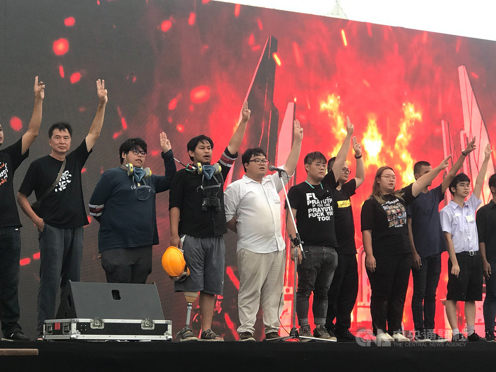 泰國法政大學學生19日舉行抗議活動,20日並到大皇宮遞交請願書要求王室改革。警方將以冒犯君主罪起訴主要的學生領袖。圖為主要學生領袖20日在舞台上喊話。中央社記者呂欣憓曼谷攝 109年9月22日