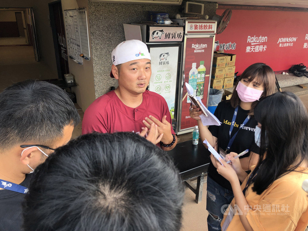 中職樂天桃猿隊21日繳交的註冊名單總計註冊球員60人,4名今年選秀新人都在名單中,總教練曾豪駒(中)表示,若身體狀況許可,有適當時機會讓他們上一軍,目前看起來最快有機會亮相的是投手許峻暘。中央社記者謝靜雯攝 109年9月22日