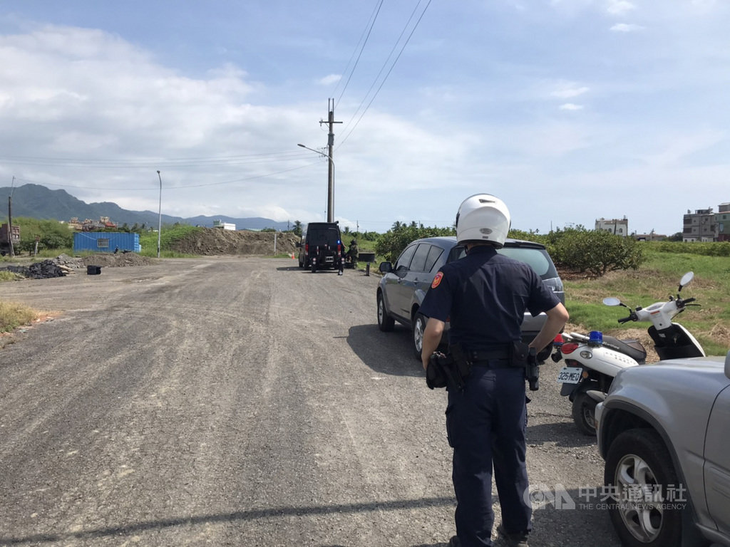 屏東縣枋寮鄉一處通訊行前22日有民眾發現一個白色塑膠藥罐,寫著「不許打開會爆」字樣,警方獲報到場拉起封鎖線警戒,並通知防爆小組處理,防爆小組將藥瓶帶到漁港空曠處引爆,證實非爆裂物。(枋寮警分局提供)中央社記者郭芷瑄傳真 109年9月22日