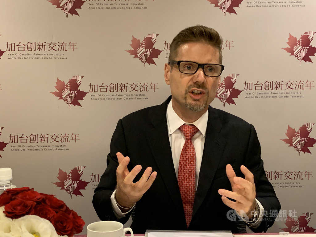 在中美貿易戰、武漢肺炎疫情下,加拿大和台灣的產業都面臨挑戰,加拿大駐台北貿易辦事處代表芮喬丹22日在台南宣布,加台創新交流年起跑,雙方可互補及建立夥伴關係,重整全球供應鏈。中央社記者張榮祥台南攝 109年9月22日