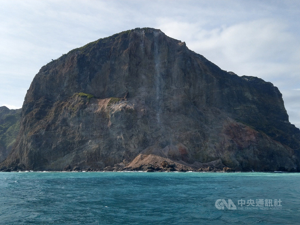 宜蘭外海龜山島龜首部位22日再度落石崩塌,引起陣陣揚塵,讓當時在附近搭船的遊客見狀後驚呼連連。(宏棋號賞鯨船簡姓解說員提供)中央社記者沈如峰宜蘭縣傳真 109年9月22日