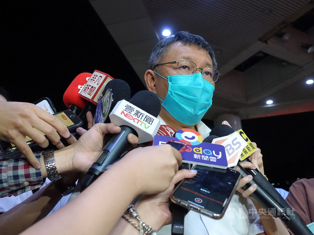 台北市內湖區康寧路一處私人養護所22日發生火警,台北市長柯文哲晚間前往三軍總醫院探視傷者。中央社記者李宛諭攝 109年9月22日