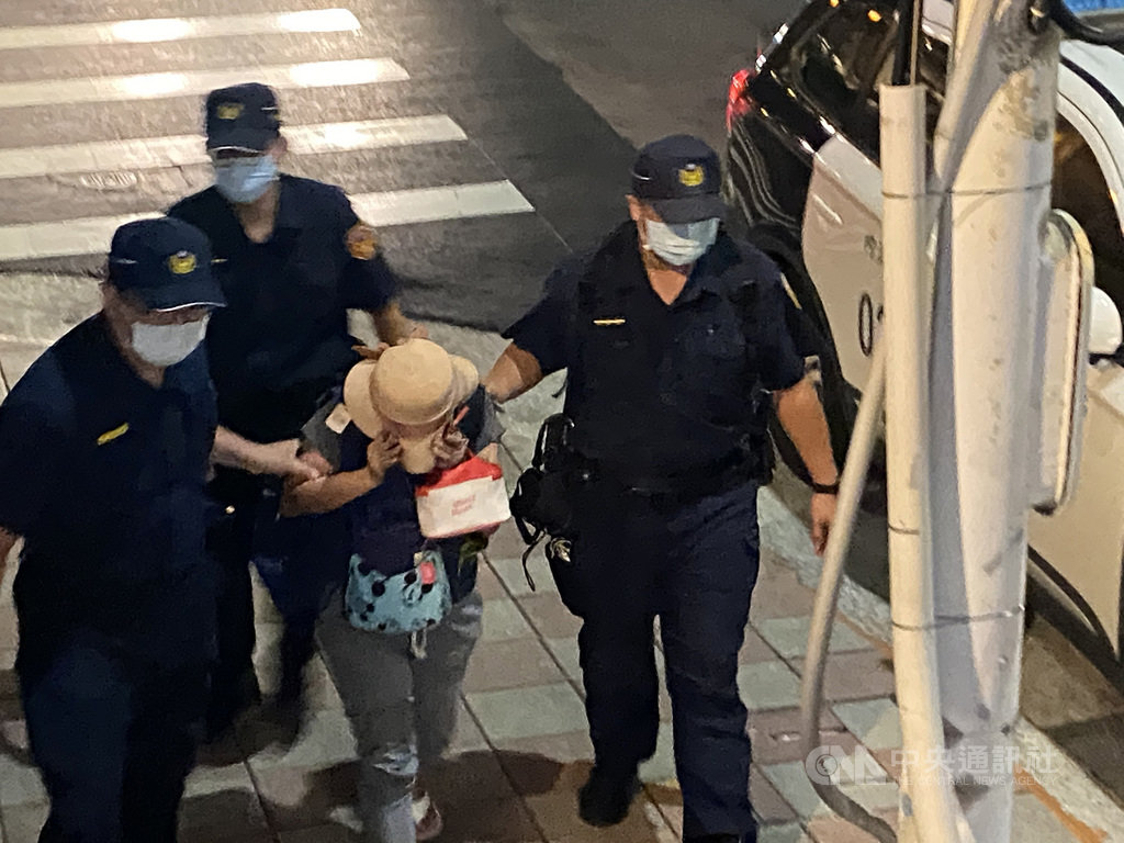 台北市內湖區康寧路一處非法私人養護所22日發生火災,造成2死1命危,警方在火災現場外找到負責人58歲丁姓女子(戴帽者),並將她帶回派出所偵訊。中央社記者黃麗芸攝 109年9月22日