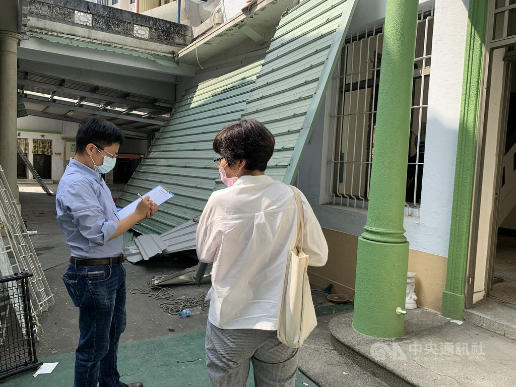 高雄市政府文化局22日接獲通報指出,楠梓區基督長老教會牧師館正拆除相關設施,包括鐵窗及輕隔間等,由於該建築物屋齡久遠且具有時代意義,為避免建築遭破壞,已先列為暫定古蹟。(文化局提供)中央社記者王淑芬傳真 109年9月22日