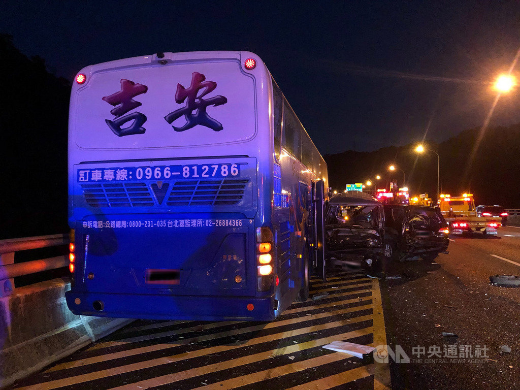 國道1號五楊高架北上37公里處22日傍晚發生遊覽車和4輛小客車的連環車禍,8人受傷送醫。(翻攝照片)中央社記者王鴻國傳真 109年9月22日