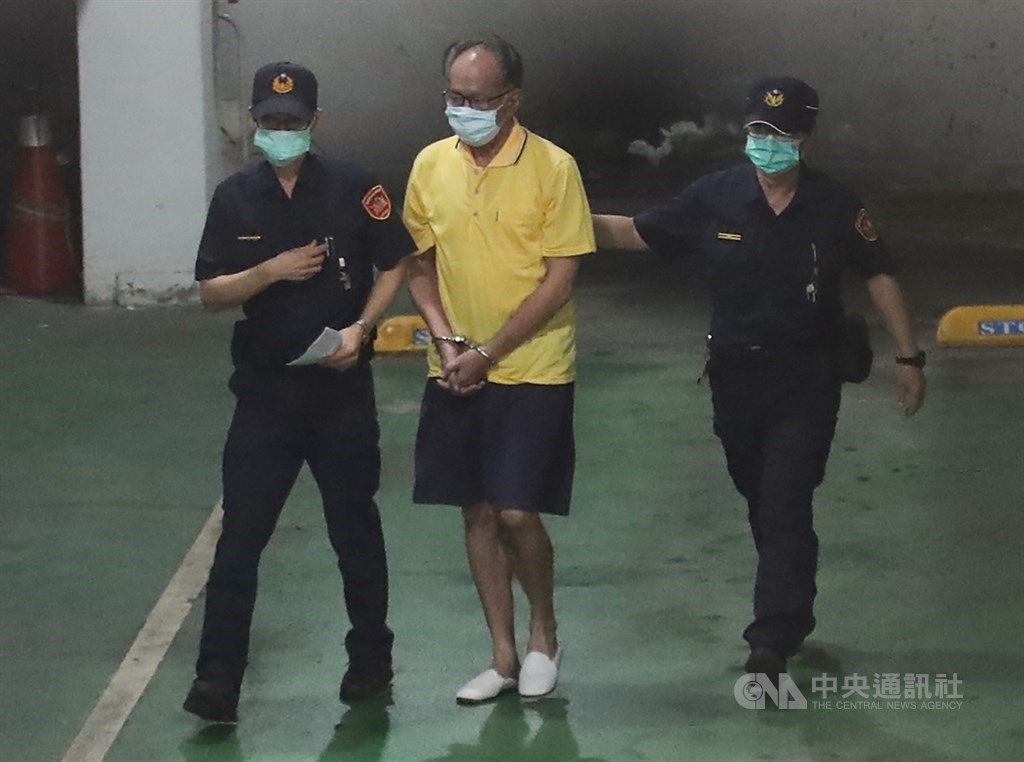 台北地檢署偵辦立委涉收賄案21日偵結,依貪污治罪條例起訴現任立法委員陳超明(中)等人,並移審北院。中央社記者張新偉攝 109年9月21日