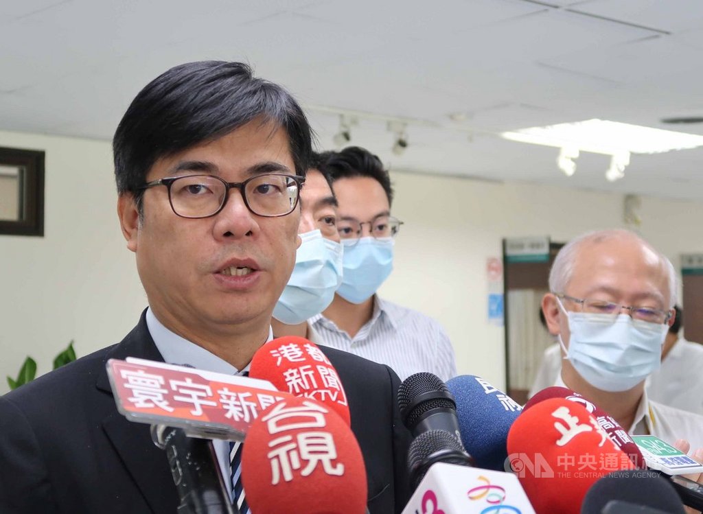高雄市長陳其邁(左)就任將滿月,他22日上午主持市政會議後,接受聯訪時被問到心得感想,舉治水改善工程為例說,在水利署同意專案補助後,市府未來要加快預算執行,每個工程都訂定時間表,將會要求加速推動。中央社記者王淑芬攝 109年9月22日