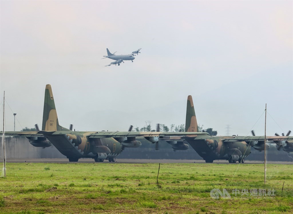空軍第六混合聯隊第十空運大隊第102中隊22日在屏東機場舉行動態演練,C-130H型運輸機編隊起飛,展示慢飛、轉彎中戰術落地等訓練成果。中央社記者謝佳璋攝 109年9月22日