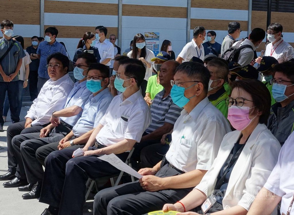 台北市長柯文哲(前右2)、副市長黃珊珊(前右)等人22日上午前往南門中繼市場,出席傳統市場落實GHP成果發表活動。中央社記者李宛諭攝 109年9月22日