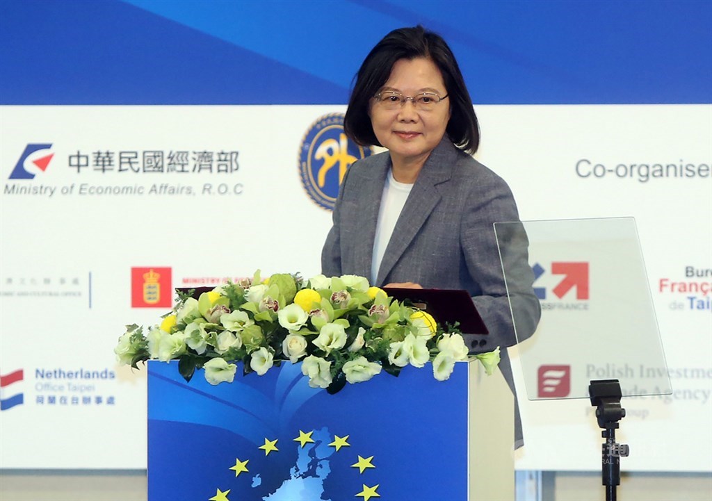 歐盟投資論壇22日上午在台北國際會議中心登場,總統蔡英文(圖)出席致詞表示,在後疫情時代全球經濟變動、供應鏈重整局勢下,台灣與歐盟應展開雙邊投資協定協商,以確保雙方進一步自合作得利、共建繁榮未來。中央社記者鄭傑文攝 109年9月22日