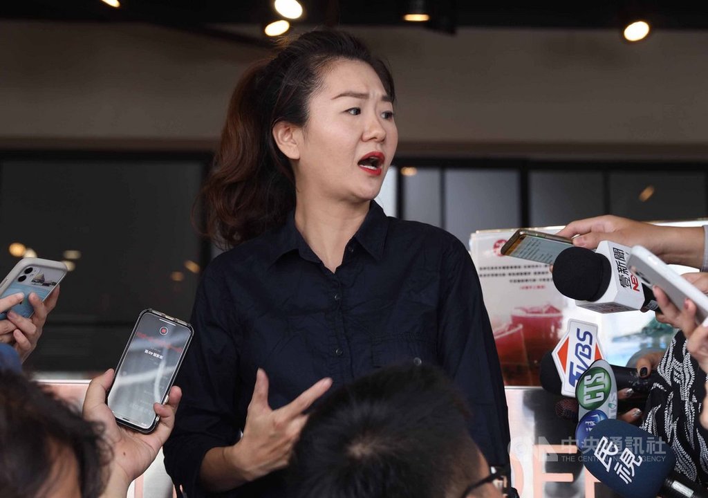 澎湖一家飲料店日前因官兵緊急出港遭取消訂單,宋姓老闆娘(圖)不在意,並強調保家衛國比較重要,被封「愛國飲料店」。中央社記者游凱翔攝 109年9月22日