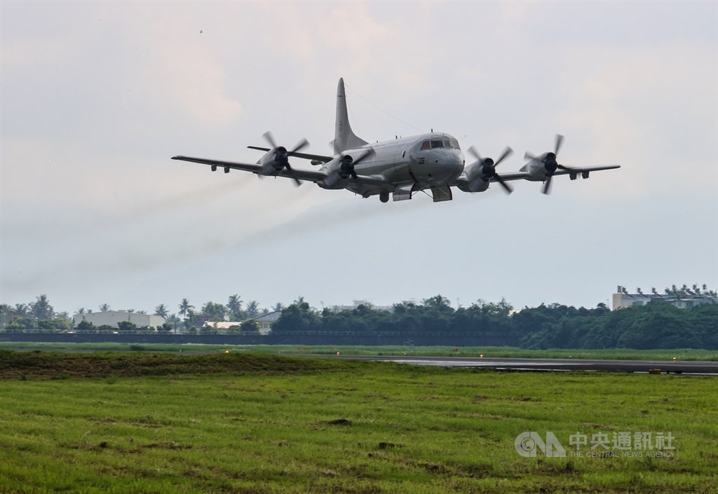 空軍第六混合聯隊第十空運大隊第102中隊22日在屏東機場舉行動態演練,P-3C反潛機進行開艙模擬投彈等操演,展現訓練成果和捍衛領空決心。中央社記者謝佳璋攝 109年9月22日