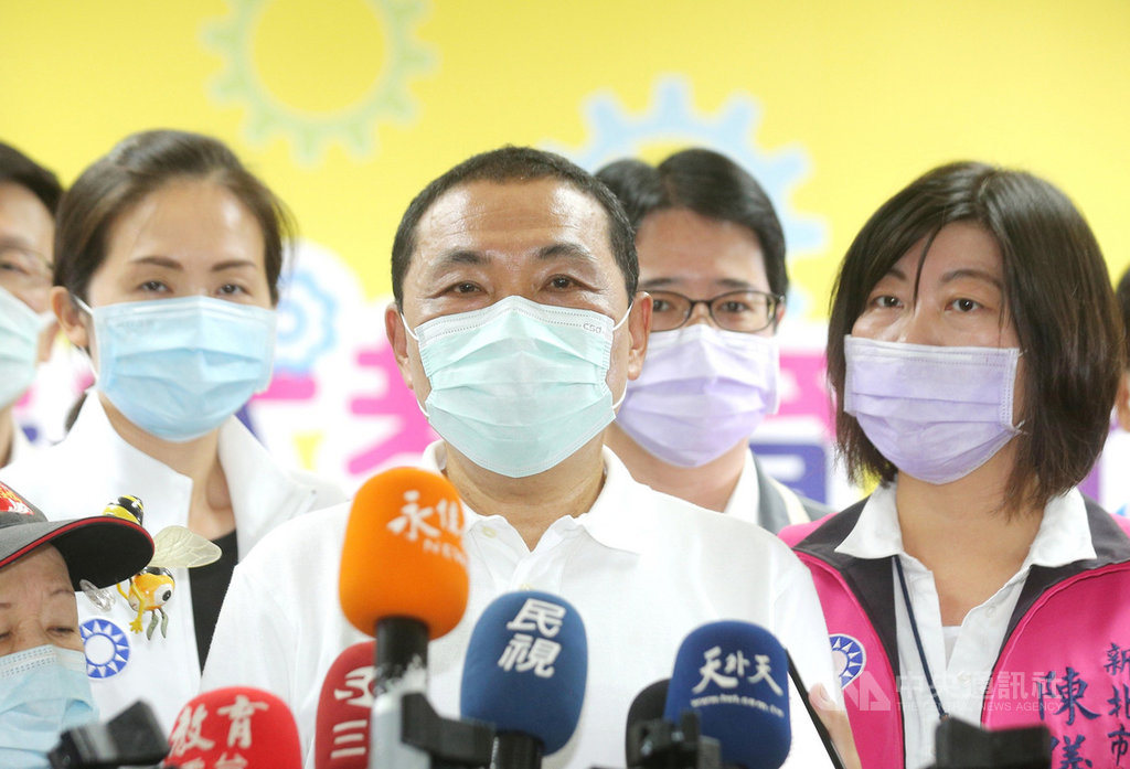 新北市長侯友宜(前)22日出席市政行程時接受媒體聯訪,談及中共軍機頻擾台時表示,台灣絕不容許挑釁,一定要上下團結一心捍衛中華民國主權,「這是我們一貫的立場」。中央社記者王鴻國攝 109年9月22日