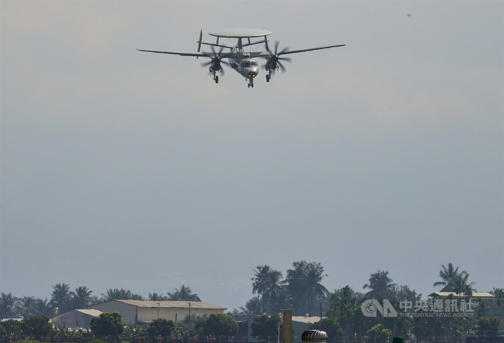 空軍第六混合聯隊第十空運大隊第102中隊22日在屏東機場舉行動態演練,E-2K預警機展示低空衝場等項目操演。中央社記者謝佳璋攝 109年9月22日