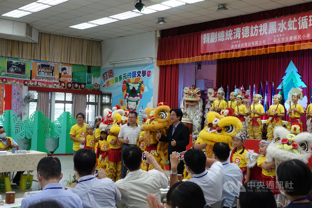 副總統賴清德(中,黑西裝)22日到新北市瑞芳區吉慶國小訪視推動黑水虻循環農業成果,希望藉農業循環帶動地方發展。中央社記者沈佩瑤新北攝 109年9月22日