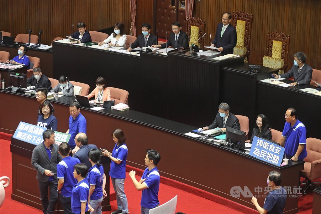 台北地院認定立委蘇震清、陳超明、廖國棟有羈押禁見必要,已函請立院許可。立法院長游錫堃(後右2)22日上午在院會時宣讀朝野協商結論,有關台北地院函請立法院許可羈押蘇震清、廖國棟及陳超明,各黨團同意列入院會臨時報告事項,予以許可羈押。中央社記者裴禛攝 109年9月22日