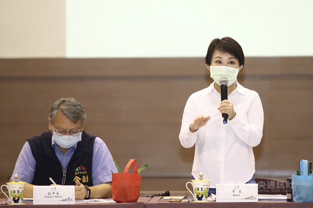 台中市政府實施的公車優惠政策,110年1月起優惠對象將調整。台中市長盧秀燕(右)22日在市政會議中表示,未來優惠對象限設籍中市的市民及新住民配偶,還有在中市就讀的非市籍學生。中央社記者郝雪卿攝 109年9月22日