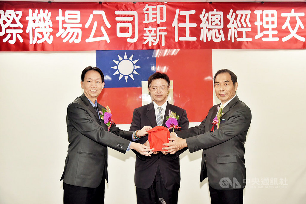 桃園國際機場公司22日下午舉行第四屆第三次臨時董事會,會中通過新任總經理但昭璧(右)就任案,並舉行新卸任總經理交接典禮,卸任總經理林祥生(左)交接印信。(桃園國際機場公司提供)中央社記者吳睿騏桃園機場傳真 109年9月22日