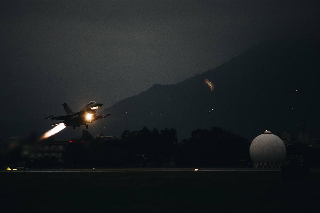 國軍「聯合防空作戰訓練」22日凌晨進行,F-16戰機拂曉升空,演練攔截共軍戰機。(軍聞社提供)中央社記者游凱翔傳真 109年9月22日