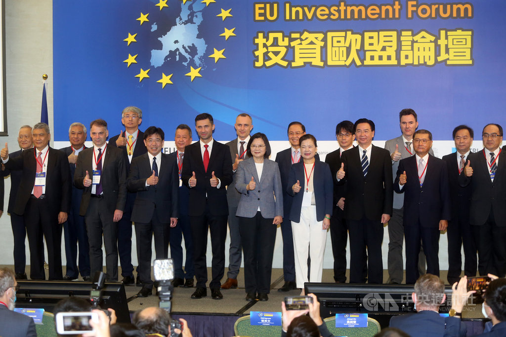 投資歐盟論壇22日在台北國際會議中心舉行,總統蔡英文(前右5)出席,並與外交部長吳釗燮(前右3)、經濟部長王美花(前右4)及歐洲經貿辦事處處長高哲夫(Filip Grzegorzewski)(前左4)等與會貴賓合影。中央社記者鄭傑文攝 109年9月22日
