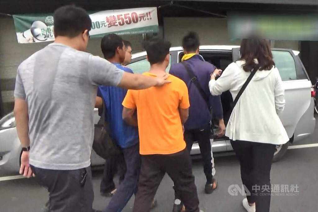 移民署南區事務大隊台南市專勤隊獲報,失聯7年的越南籍移工杜姓男子涉嫌承攬工地工程,招募同鄉失聯移工當起老闆兼司機,載移工到各處工地工作,專勤隊人員跟監多日後,查獲一整車共7名失聯移工。(台南市專勤隊提供)中央社記者楊思瑞台南傳真 109年9月22日