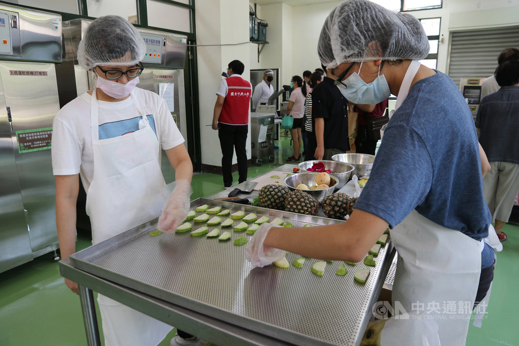中興大學攜手農委會結合校內食品工廠資源,設置農產加值打樣中心,提供農產加工技術輔導,農友購買設備前,可先在打樣中心進行評估,接受技術輔導,可減少嘗試中的錯誤,有效減低成本。中央社記者趙麗妍攝 109年9月22日
