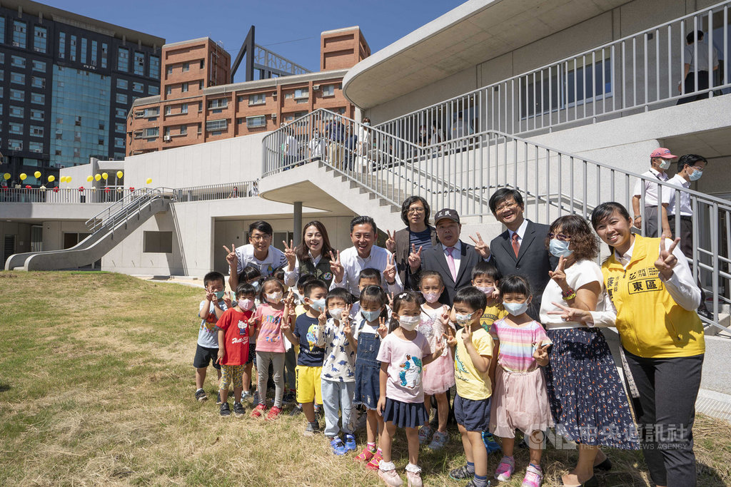 新竹市三民國小附設幼兒園22日啟用新校舍,市長林智堅(後左3)表示,新校舍採用灰白色調,跳脫傳統校舍設計,整體校舍外觀宛如美術館般。中央社記者郭宣彣攝 109年9月22日