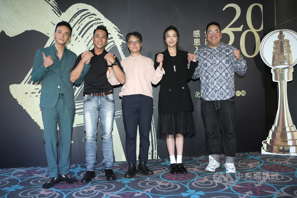 公廣集團22日舉辦金鐘感恩入圍茶會,「噬罪者」入圍6獎,導演張亨如(中)率領入圍演員曹晏豪(左起)、莊凱勛、夏大寶(右起)、蔡淑臻一同出席。(公視提供)中央社記者葉冠吟傳真 109年9月22日