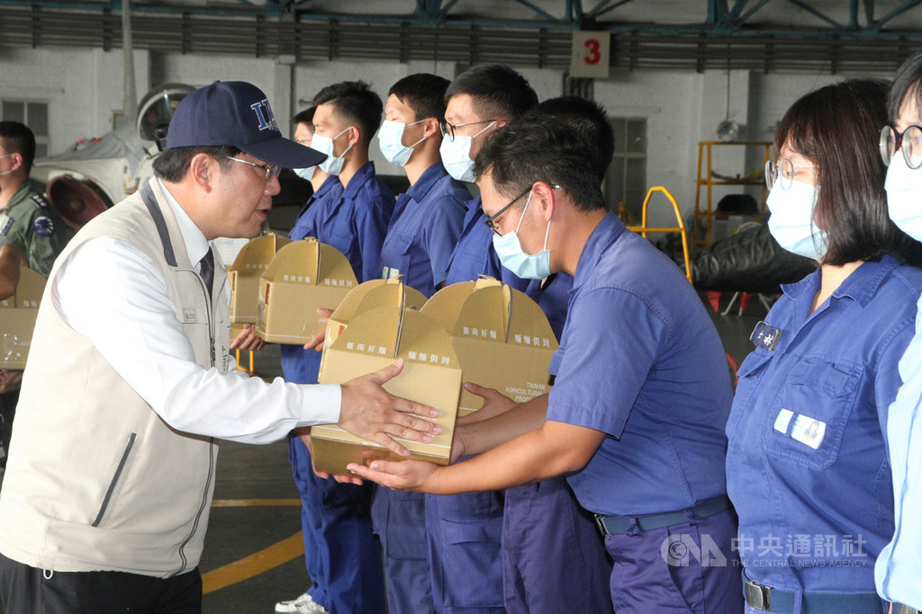 台南市長黃偉哲(左)22日下午到空軍台南基地勞軍,贈送禮盒給官兵。中央社記者楊思瑞攝 109年9月22日