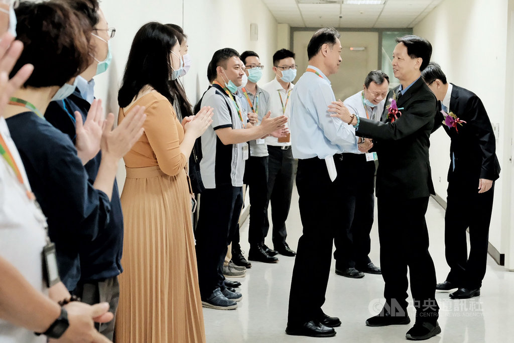 林祥生(前右)22日卸任桃機公司總經理,他說,在公司跨10週年前夕,迎來一位內升的總經理,對於公司的同仁、主管們是能力上的肯定及鼓舞,回顧去年,很榮幸透過員工的共同努力,讓公司的營收與旅運量,都創下歷史新高。圖為員工送別林祥生。中央社記者吳睿騏桃園機場攝 109年9月22日