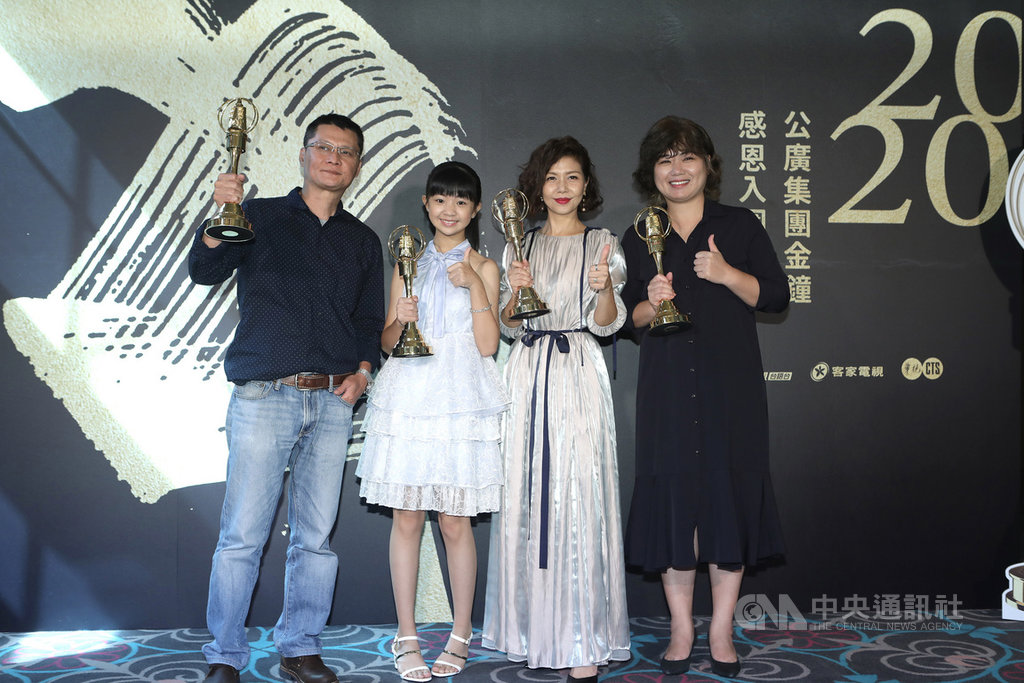 公廣集團22日舉辦金鐘感恩入圍茶會,「俗女養成記」獲得8項提名,導演嚴藝文(右起)、演員于子育(琇琴)、吳以涵及導演陳長綸一同出席。(公視提供)中央社記者葉冠吟傳真 109年9月22日