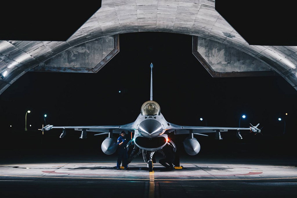 國軍「聯合防空作戰訓練」22日凌晨進行,一架F-16戰機在花蓮基地待命,準備受命起飛。(軍聞社提供)中央社記者游凱翔傳真 109年9月22日