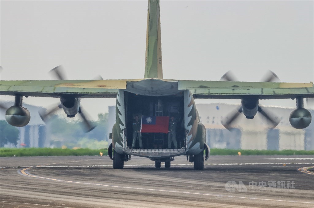 空軍第六混合聯隊第十空運大隊第102中隊22日在屏東機場舉行動態演練,C-130H運輸機降落後,打開後艙門秀出中華民國國旗。中央社記者謝佳璋攝 109年9月22日