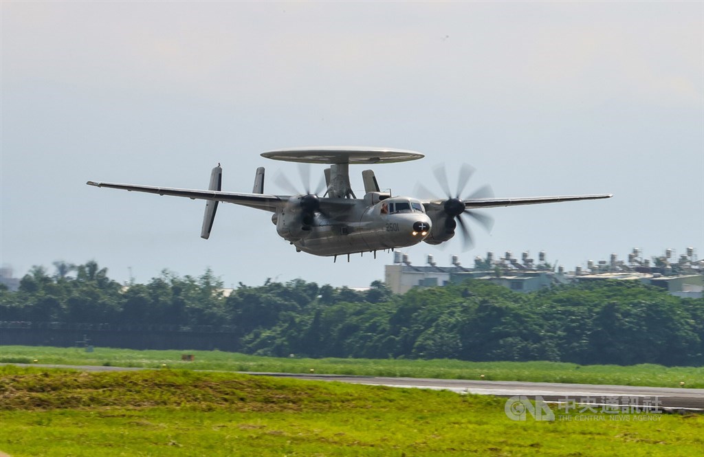 空軍第六混合聯隊第十空運大隊第102中隊22日在屏東機場舉行動態演練,E-2K預警機進行戰術起降等相關操演。中央社記者謝佳璋攝 109年9月22日