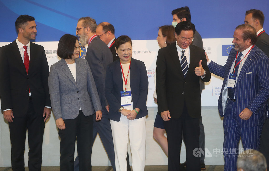 投資歐盟論壇22日在台北國際會議中心舉行,總統蔡英文(前左2)、外交部長吳釗燮(前右2)、經濟部長王美花(前中)等人出席。中央社記者鄭傑文攝 109年9月22日