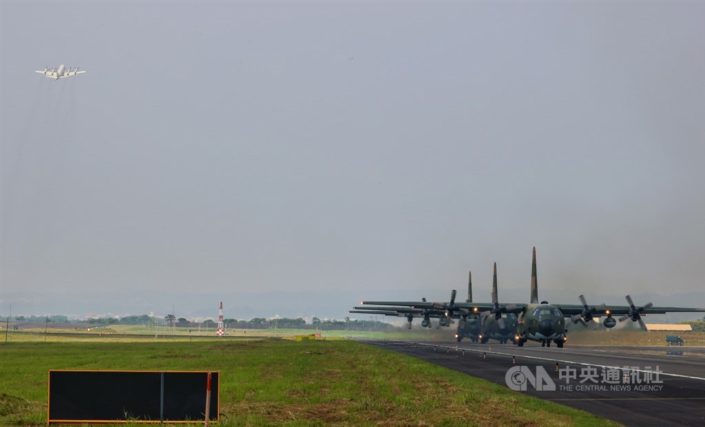 空軍第六混合聯隊第十空運大隊第102中隊22日在屏東機場舉行動態演練,C-130H型運輸機編隊起飛,展現平日訓練成果。中央社記者謝佳璋攝 109年9月22日