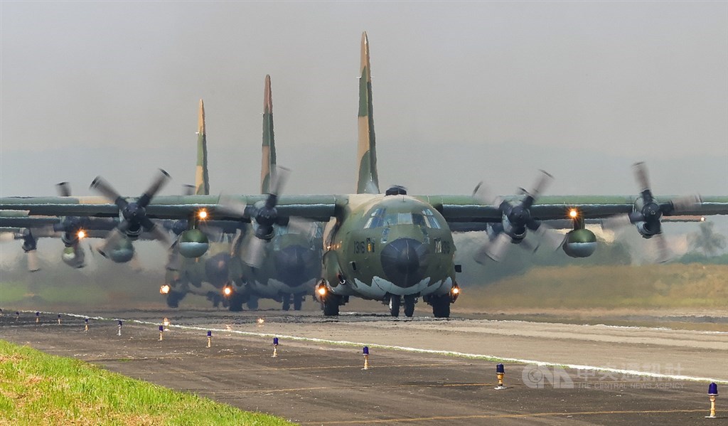 空軍第六混合聯隊第十空運大隊第102中隊22日在屏東機場舉行動態演練,3架C-130H運輸機在跑道滑行準備起飛。中央社記者謝佳璋攝 109年9月22日