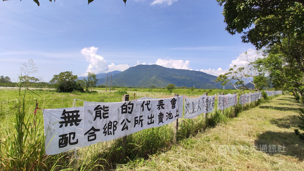 台東池上鄉以稻浪美景知名,但有部分地方擬設置太陽能板,引起民眾關注及掛布條抗議。縣政府表示,始終從嚴把關與評估光電開發與設置計畫案,未來配合中央法規也聽取地方民意,有共識才准動工。中央社記者李先鳳攝 109年9月22日